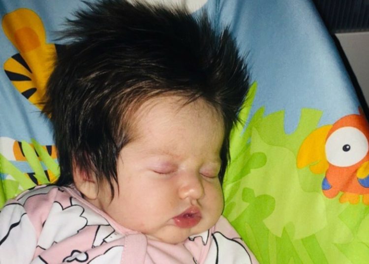 Una bebé nace con una frondosa cabellera que ya era visible a las 34 semanas de embarazo