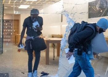 Los iPhones robados de las tiendas de Apple durante saqueos emiten una notificación de bloqueo y notifican a la policía