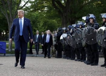 Trump amenaza con activar el Ejército ante los disturbios invocando la Ley de Insurrección de 1807