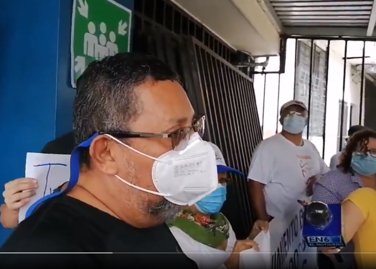 Extrabajadores gubernamentales despedidos demandan reinstalo