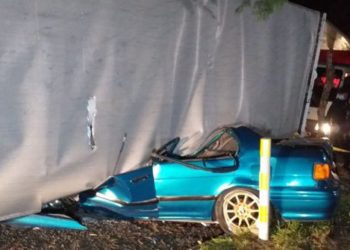 Rastra vuelca sobre vehículo; hay un muerto y dos mujeres gravemente heridas