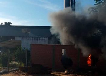 En Bolivia destrozan torres de telefonía creyendo que el 5G contagia el coronavirus