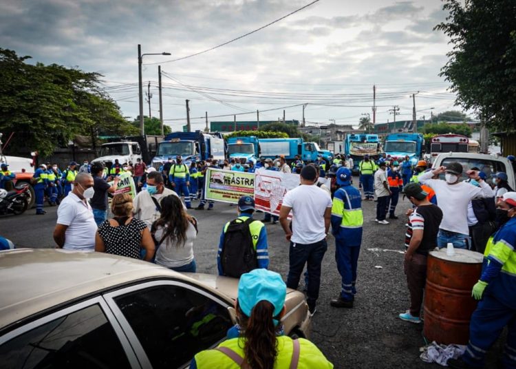 Trabajadores de Desechos Sólidos de la alcaldía de San Salvador protestan por retenciones de cuotas