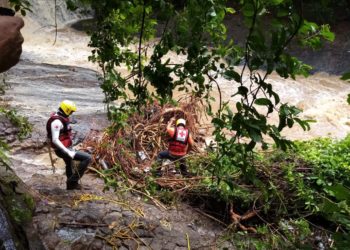 Recuperan un cuerpo de familia Gómez Blanco arrastrado por deslave en cantón Ayagualo