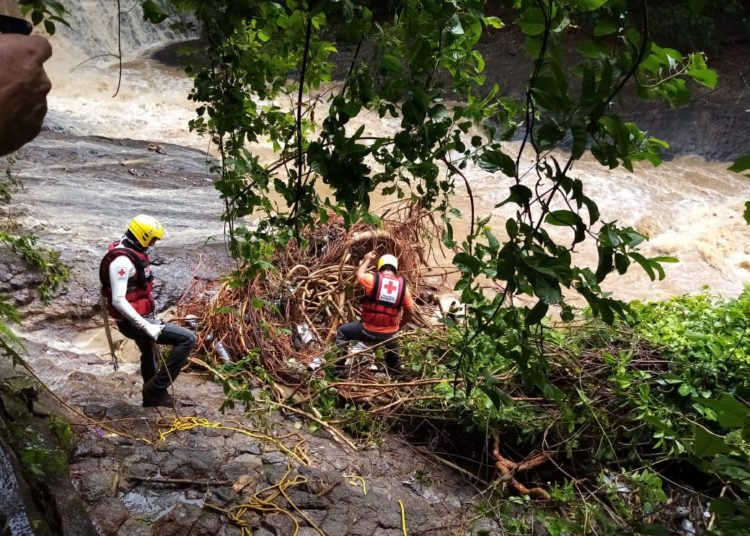 Recuperan un cuerpo de familia Gómez Blanco arrastrado por deslave en cantón Ayagualo