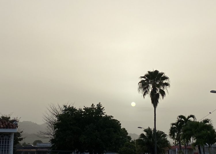 Chubascos aislados, ambiente cálido, brumoso debido al ingreso de los polvos del Sahara y flujo del Este