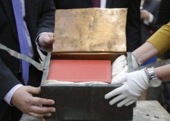 Una mujer encuentra la ‘cápsula del tiempo’ que escondió de niña hace 30 años