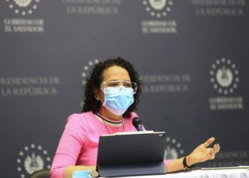 Comisionada Recinos: «Se meten con mi hermana, una mujer trabajadora que batalla contra el cáncer»