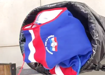 Diputado Gustavo Escalante lanza a la basura el chaleco de ARENA