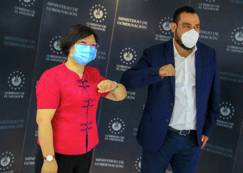 Gobierno de China dona $100 mil para ayudar en la doble emergencia en el país