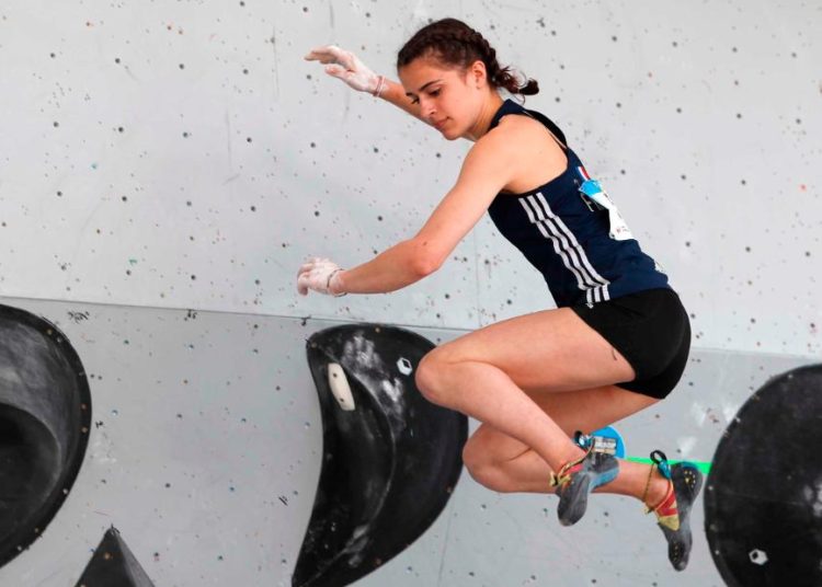Fallece a los 16 años la campeona mundial de escalada juvenil tras caer de un acantilado