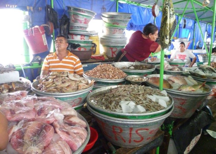 Grupo de comerciantes de La Libertad salen a vender sus productos sin restricciones