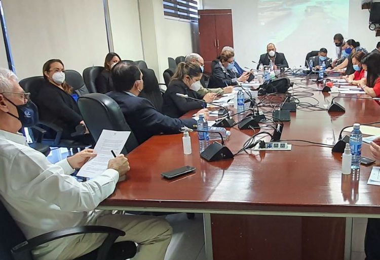 Todos los privados que conformarían el Comité del Fondo de Emergencia de los $2 mil millones renunciaron