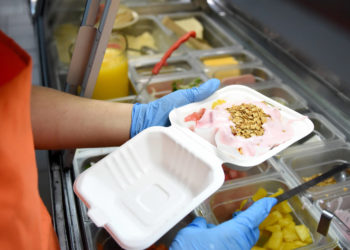 Aseguran que es «altamente improbable» que el covid-19 se propague a través de los alimentos