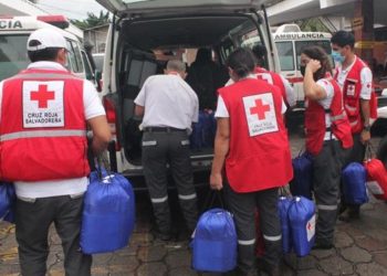 Cruz Roja entrega 60 paquetes de higiene personal femeninos en dos albergues