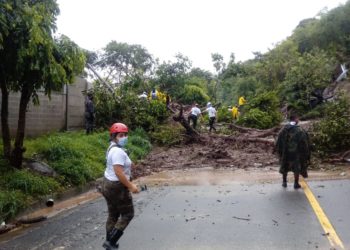 Derrumbe en calle a Santo Tomás destruye tres viviendas y deja a siete personas soterradas