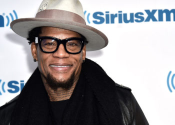 (VIDEO) El actor y comediante DL Hughley se desmaya en plena actuación y revela que dio positivo a coronavirus