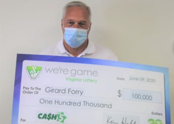 Va a la tienda por «hot dogs» compra un boleto de lotería y el premio mayor