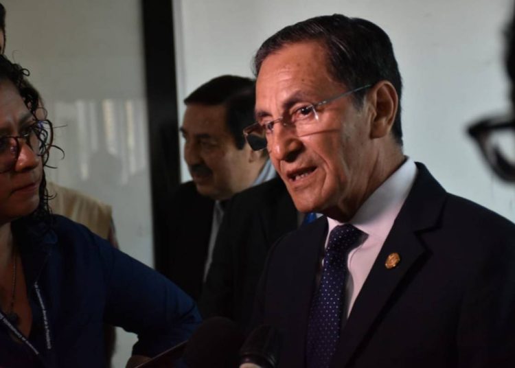 Presidente de Guatemala destituye a ministro de Salud en plena expansión del covid-19