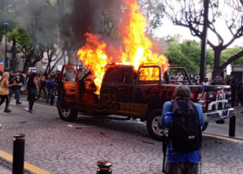 (VIDEO) Tras asesinato de Giovanni López , incendian patrullas y prenden fuego a policía en Guadalajara