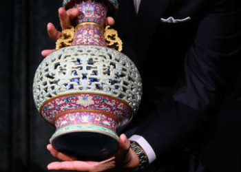 Un mujer descubre que es dueña de un jarrón chino valorado en unos 10 millones de dólares