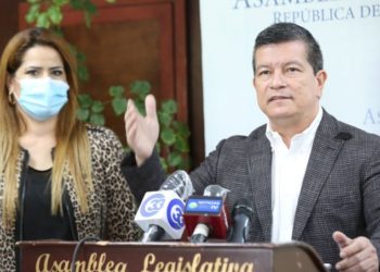 Gobierno sigue sin dar a conocer plan de retorno de varados, afirma FMLN