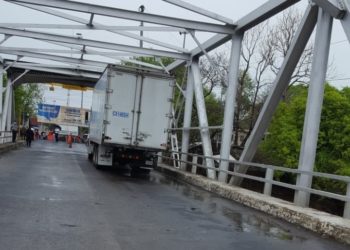 Habilitan paso de vehículos en puente Arce de frontera La Hachadura