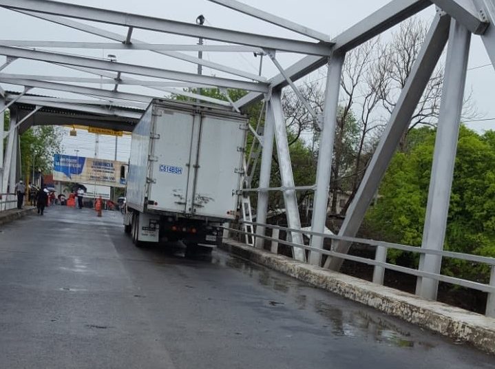 Habilitan paso de vehículos en puente Arce de frontera La Hachadura