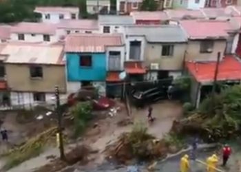 Correntada daña viviendas y automóviles en Los Planes de Renderos