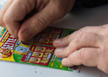 Un hombre gana 70.000 dólares tras comprar una lotería instantánea que le recomendo una empleada del local