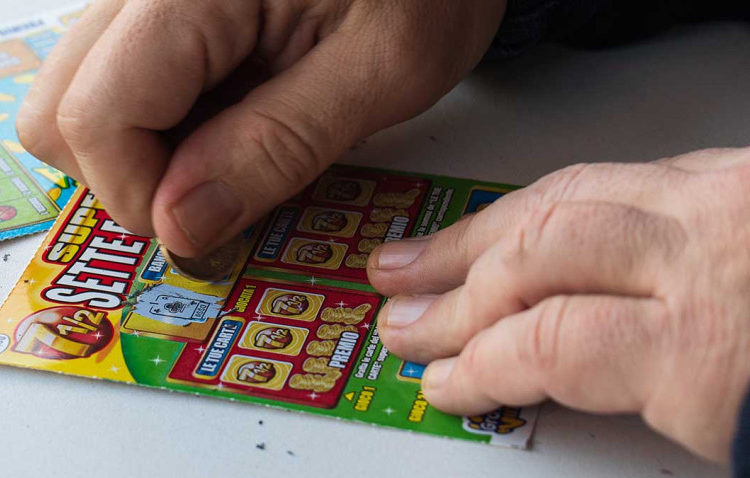 Un hombre gana 70.000 dólares tras comprar una lotería instantánea que le recomendo una empleada del local