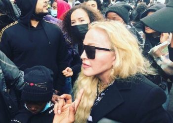 Madonna participó sin mascarilla y con muletas en las protestas contra el racismo en Londres