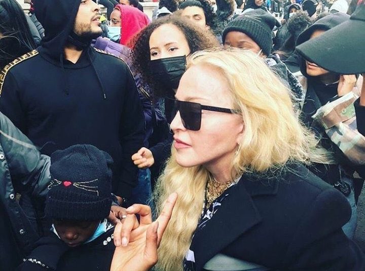 Madonna participó sin mascarilla y con muletas en las protestas contra el racismo en Londres