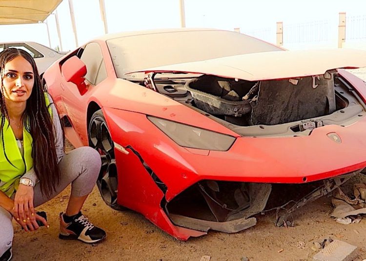 (VIDEO) Muestran un enorme aparcamiento con coches de lujo y superdeportivos abandonados en Dubái