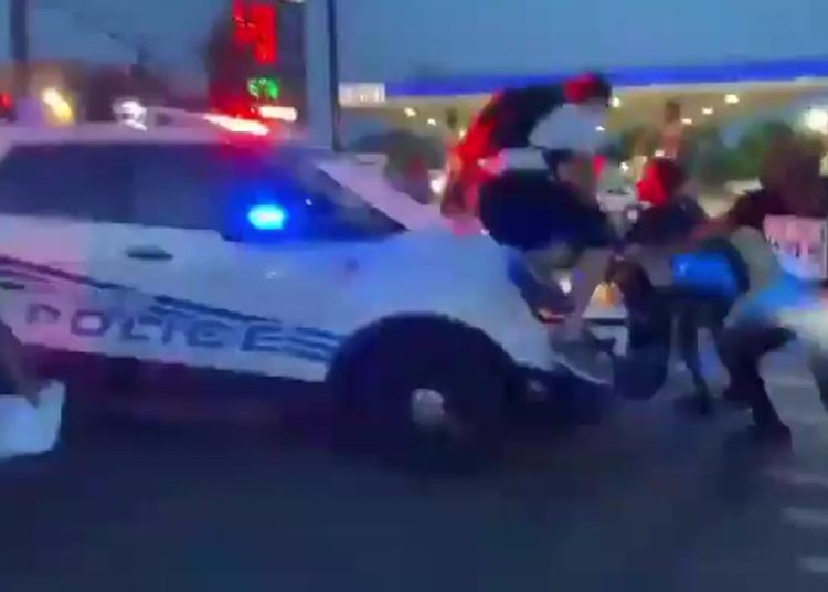 (VIDEO) Policías aceleran autopatrulla contra un grupo de manifestantes durante protesta en EE.UU.