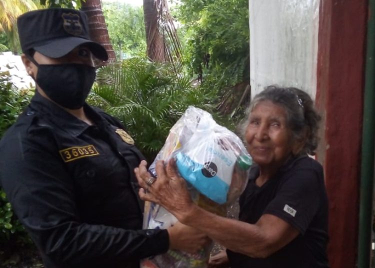 Policías entregan víveres a familias afectadas por las lluvias en La Libertad