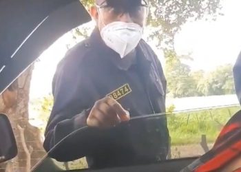 VIDEO | Policía intenta hacer entrar en razón a transportista que alega «no hay ley» que le impida hacer viajes