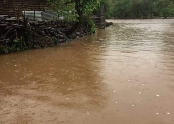 Registran 80 familias aisladas por desbordamiento de río en San Alejo, La Unión
