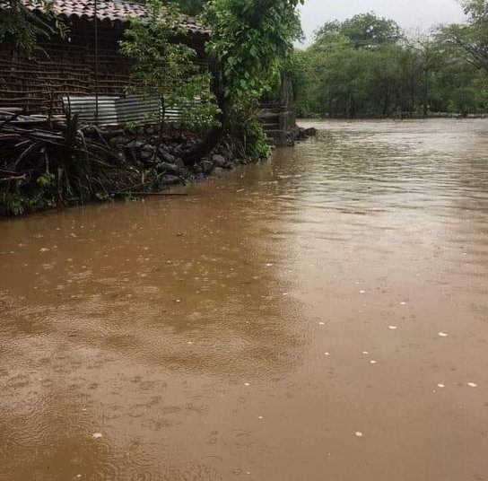 Registran 80 familias aisladas por desbordamiento de río en San Alejo, La Unión