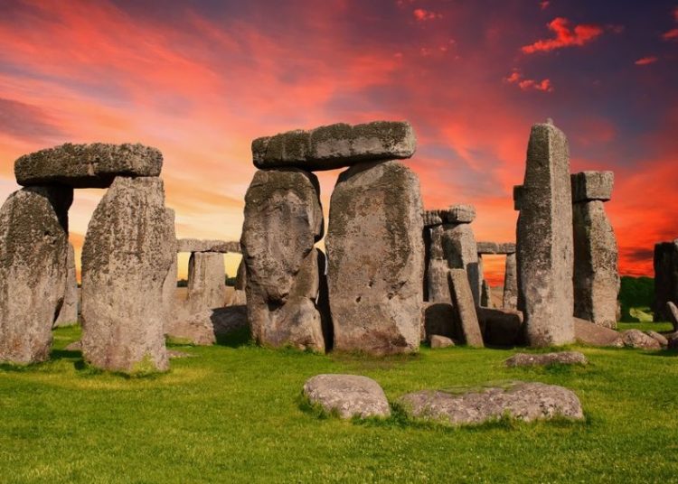 Descubren un anillo gigante de hoyos cerca de Stonehenge
