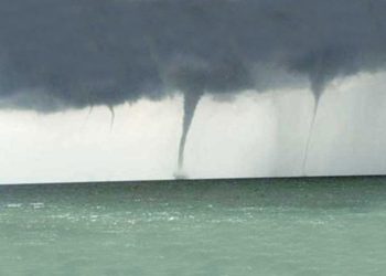 (VIDEO) Tres impresionantes tornados de agua son captados en los Países Bajos