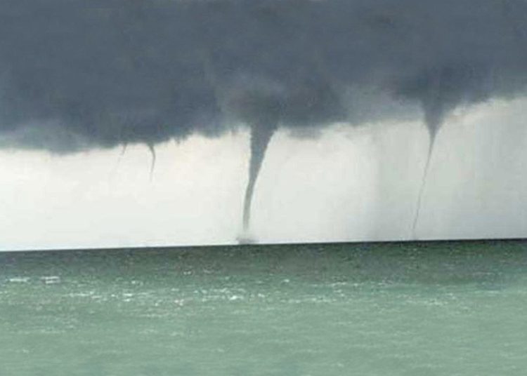 (VIDEO) Tres impresionantes tornados de agua son captados en los Países Bajos
