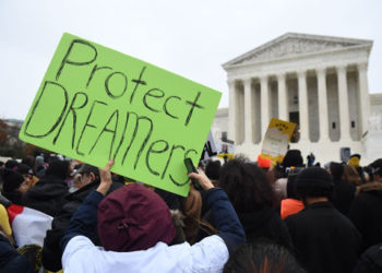 Corte suprema de justicia de EE.UU. rechaza poner fin al DACA