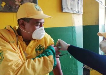 Vacunan contra la influenza a socorristas de Comandos de Salvamento