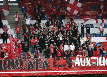 Interrumpen final Copa danesa de fútbol durante 15 minutos porque los aficionados no respetaron el distanciamiento social