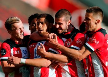 Che Adams anota un gol desde 40 metros para el Southampton y ganarle al Manchester City