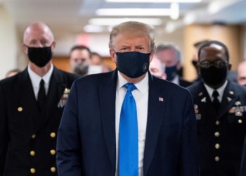 Trump usa por primera vez en público una mascarilla para protegerse del coronavirus