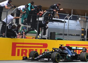 Recital de Hamilton, McLaren estropea la carrera de Carlos Sainz