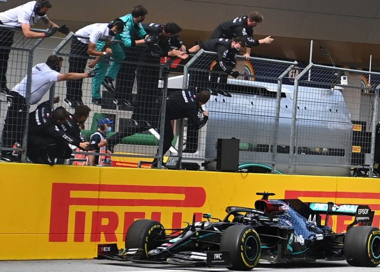 Recital de Hamilton, McLaren estropea la carrera de Carlos Sainz