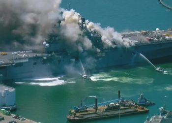 (VIDEO) Explosión a bordo de un barco de la Marina de EE.UU.